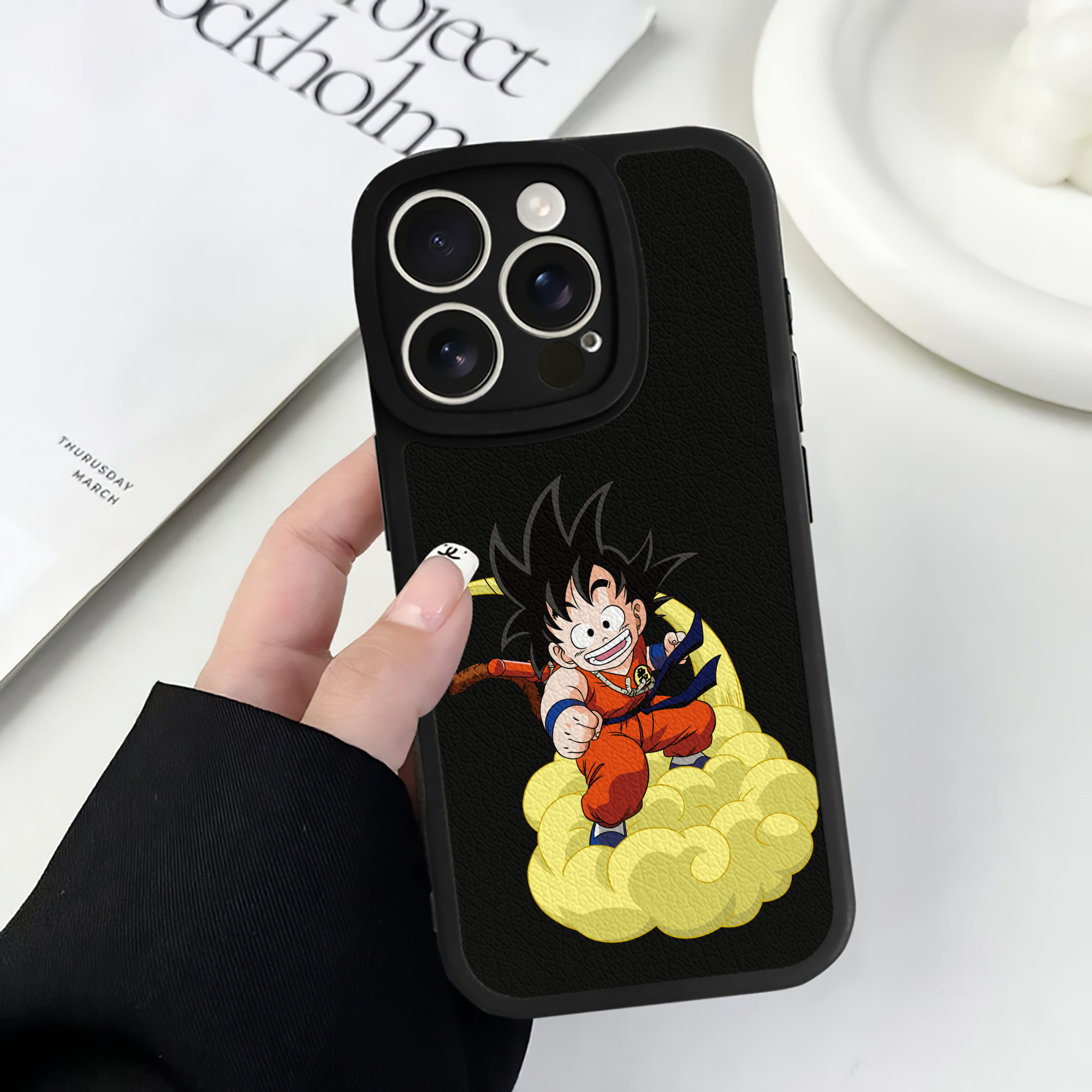 （画像用） ドラゴンボール 孫悟空（そん ごくう）Son Goku カカロット DRAGON BALL Kakarotto 【iPhone 16シリーズ対応】シリコンスマホケース（レザー調） 材質：シリコン